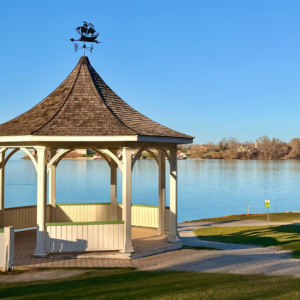 A bird’s-eye view captures Niagara Falls' attractions and the calm lake beyond.